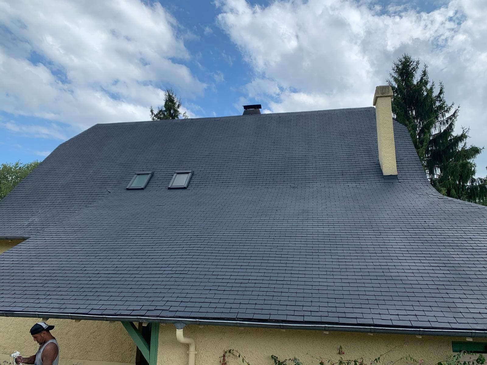 Démoussage et hydrofuge d'une toiture en ardoise