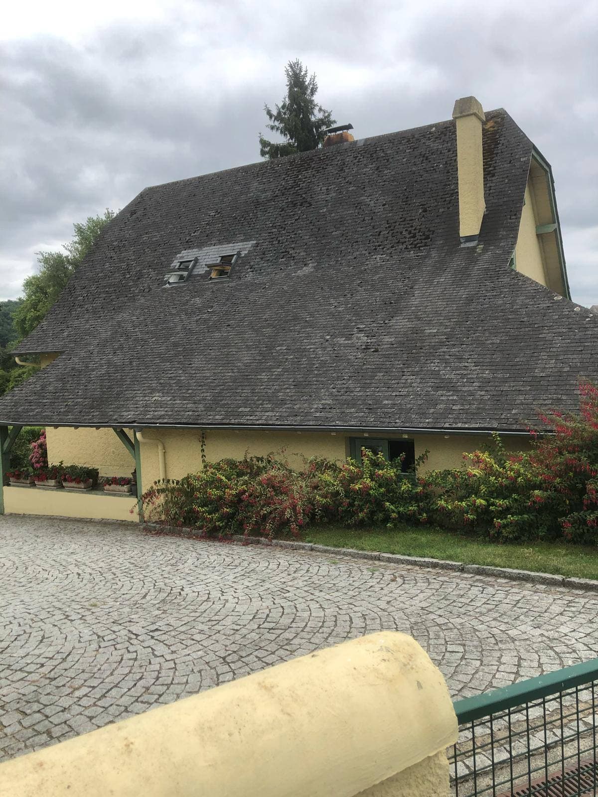 Toiture en ardoise — nettoyage & démoussage — avant